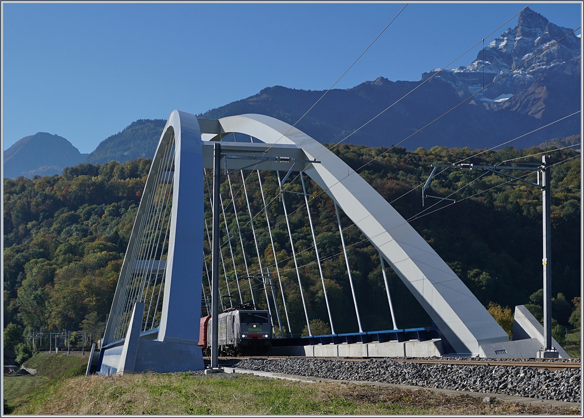 Die MRCE 189 090  G�ttingen  (UIC 91 80 6 189 990-5 D-Dispo Class 189 VE), unterwegs f�r SBB Cargo International mit ihrem Novelis Zug von Sierre nach G�ttingen �berquert zwischen St-Maurice und Bex die Rhone.
11. Okt. 2017