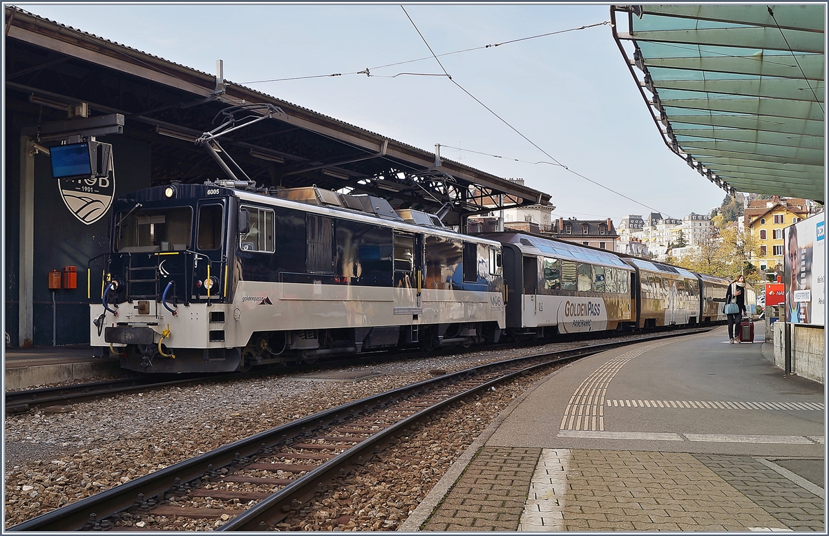 Die neu gestaltete, aber weiterhin über Mittelpuffer verfügende MOB GDe 4/4 6005 wartet in Montreux mit ihrem IR 2123 GoldenPass MOB Panoramic nach Zweisimmen auf die Abfahrt.

22. November 2019