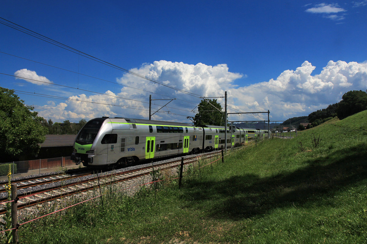 Die neue Doppelspur auf der Gürbetalstrecke zwischen Wabern und Kehrsatz: Durchfahrt von BLS Mutz 012. 1.Juli 2020