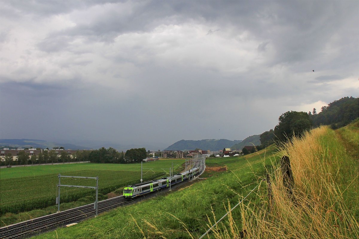 Die neue Doppelspur auf der Gürbetalstrecke zwischen Wabern und Kehrsatz: BLS NPZ mit Triebwagen 722 - und am Himmel eine Schwalbe. 24.Juli 2020  