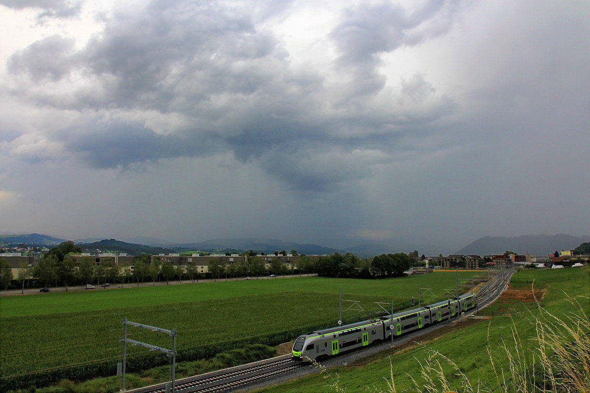 Die neue Doppelspur auf der Gürbetalstrecke zwischen Wabern und Kehrsatz: Ein BLS Mutz kommt jetzt auf dem  richtigen  (d.h. linken) Gleis von Kehrsatz Nord her Richtung Wabern und Bern. 24.Juli 2020 