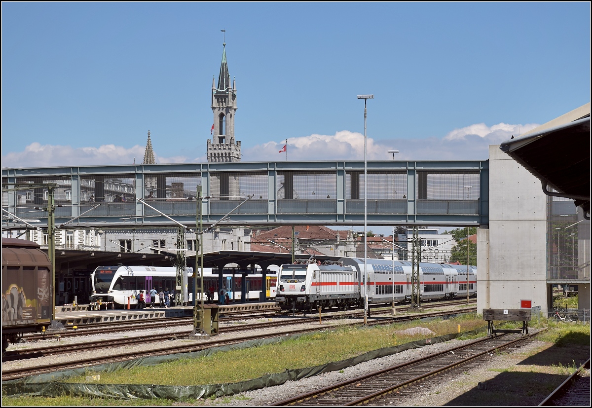 Die neue, leider neigetechniklose Gäubahn wagt sich erstmals auf die Strecke. Hier im  Bahnhof Konstanz. Ein  vergessener  Güterwagen schränkt die Sicht des Fotografen ein. Juli 2018.