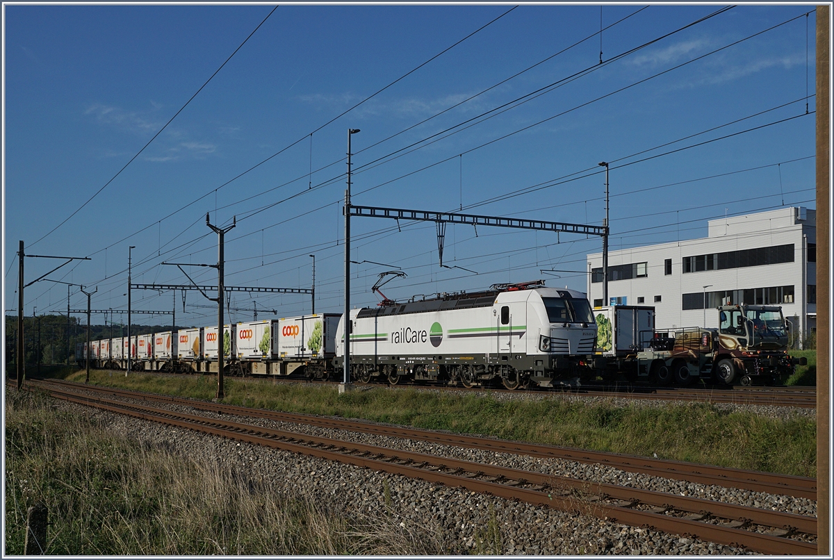 Die Rail Care Rem 476 453-6 VAUD (UIC 91 85 4476 43-6 CH-RLC) hat ihren Coop Zug von Genève la Praille nach Vufflens la Ville gebracht, gleichzeitig brachte eine gut getarnte  Rangierlok  die Fracht für die Rückfahrt nach Genève La Praille vom Werk zum Bahnhof.
29. August 2018