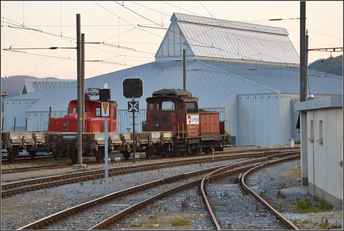 Die Rangierdiesellok Em 3/3 18816 ist eine ehemalige SBB-Lok und heute als Em 830 816-5 durch die Travys genutzt. Vor der futuristischen Eishalle wirkt sie noch antiker. Juli 2016.