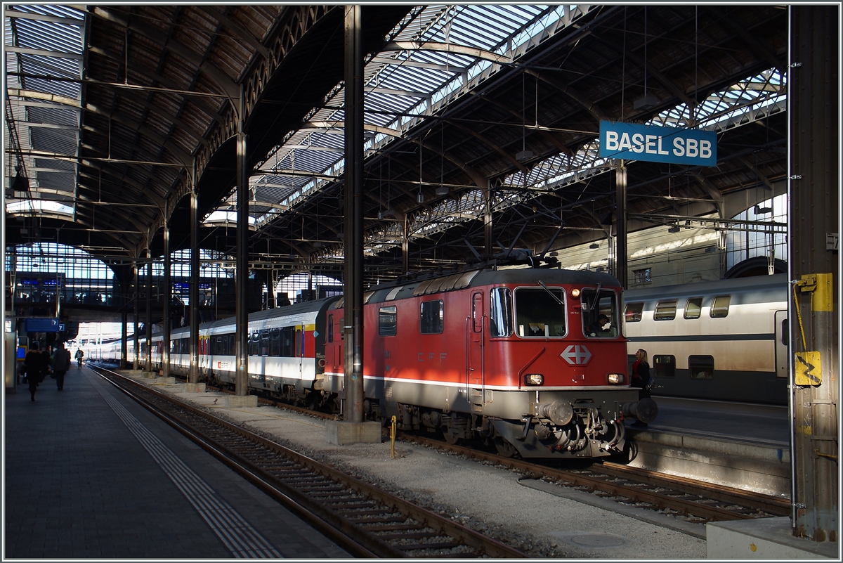 Die Re 4/4 11141 in Basel. Eigentlich war die Lok schon für die Verschrottung vorgesehen, wurde aber dann doch aufgearbeitet und fährt seitdem vergüngt durchs Lands...
2. Dez. 2015