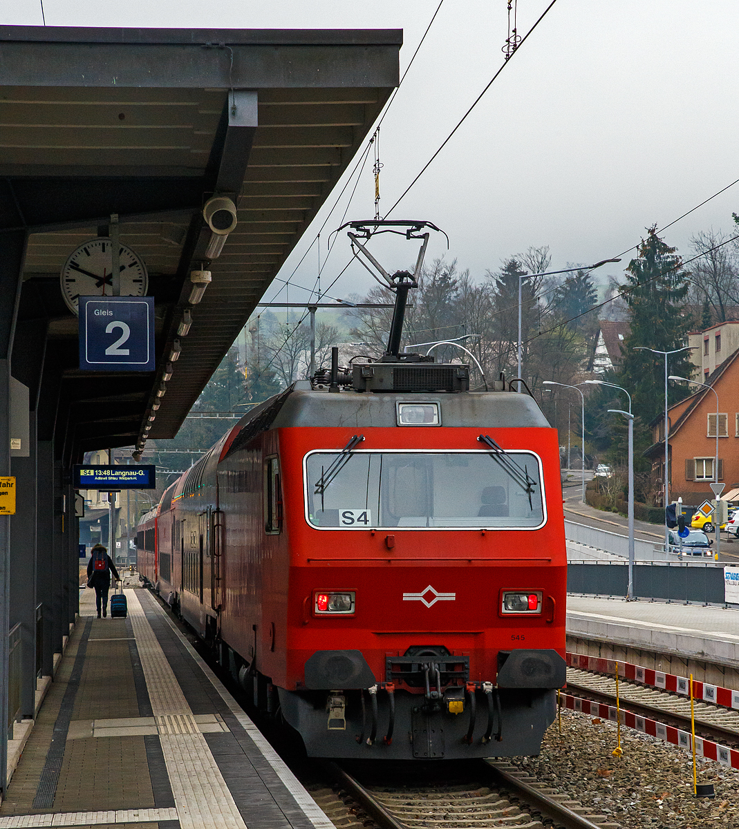 Die Re 456 545-3, SZU Bezeichnung Re 545 (91 85 4 456 106-4 CH-SZU) der SZU Sihltal Z�rich Uetliberg Bahn AG mit der S4 Sihltalbahn f�hrt am 30.12.2015 vom Bahnhof Z�rich-Leimbach weiter in Richtung Sihlwald.

Die KTU-Lok wurde 1993 von der SLM Winterthur (Schweizerische Lokomotiv- und Maschinenfabrik) unter der Fabriknummer 5579 gebaut, der elektrische Teil ist von ABB.

Die SLM Re 456 ist eine vierachsige Lokomotive in Umrichtertechnik, die in den sp�ten Achtzigerjahren von SLM und BBC (sp�ter ABB) entwickelt und f�r Schweizer Privatbahnen konstruiert wurde. Die Lokomotive wird daher gelegentlich als KTU-Lok bezeichnet, kurz f�r  Konzessionierte Transport-Unternehmungen  (KTU).

Technische Daten:
Spurweite: 1.435 mm (Normalspur)
Achsfolge: Bo' Bo'
Dauerleistung: 3.200 kW
H�chstgeschwindigkeit: 130 km/h
Gewicht:  68.0 t 
L�nge �ber Puffer: 16.600 mm
Kleinster befahrb. Gleisbogen: R 150 m
Fahrleitungsspannung: 15000 V, 16.7 Hz ~
