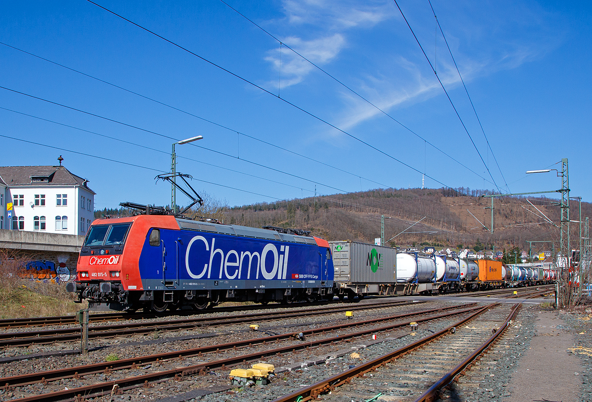 Die Re 482 015-5 „ChemOil“ (91 85 4482 014-8 CH-SBBC) der SBB Cargo AG fährt am 29.03.2021, mit einem HUPAC-KLV/Container-Zug durch Niederschelden in Richtung Köln.

Die TRAXX F140 AC1 wurde 2003 von Bombardier in Kassel unter der Fabriknummer  33563 gebaut und an die SBB Cargo AG geliefert. Sie hat die Zulassungen und Zugbeeinflussungssysteme für die Schweiz und Deutschland. Zurzeit ist sie an die SBB Cargo International AG vermietet.