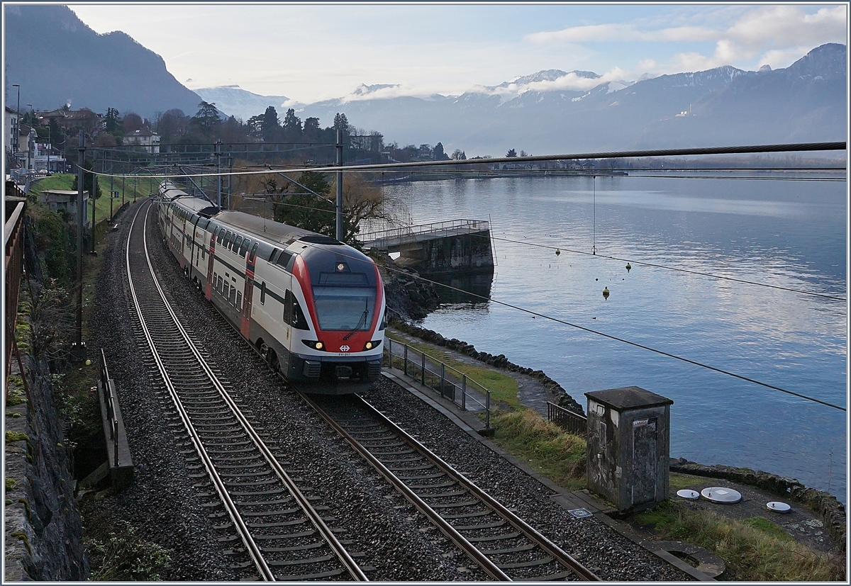 Die RE Vevey - Genève verkehren seit dem Fahrplanwechsel nicht nur bis und ab Annemasse* (statt Genève) sondern in der Gegenrichtung stündlich auch ab und bis St-Maurice, auch wenn Jahres- und Tageszeitlich östlich von Montreux nicht systematisch die gleichen Haltestellen bedient werden. Im Bild der SBB RABe 511 017 als RE 18430 von St-Maurice nach Genève auf dem noch schattigen Streckenabschnitt kurz vor dem Château de Chillon. 

*SNCF Streickbedingt z.Z nur bis und ab Genève

4. Januar 2020