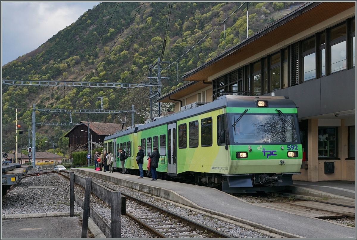 Die Reisenden und der AOMC Beh 4/8 592 warten in Ollon auf den (Gegen)-Zug nach Aigle.
7. April 2016