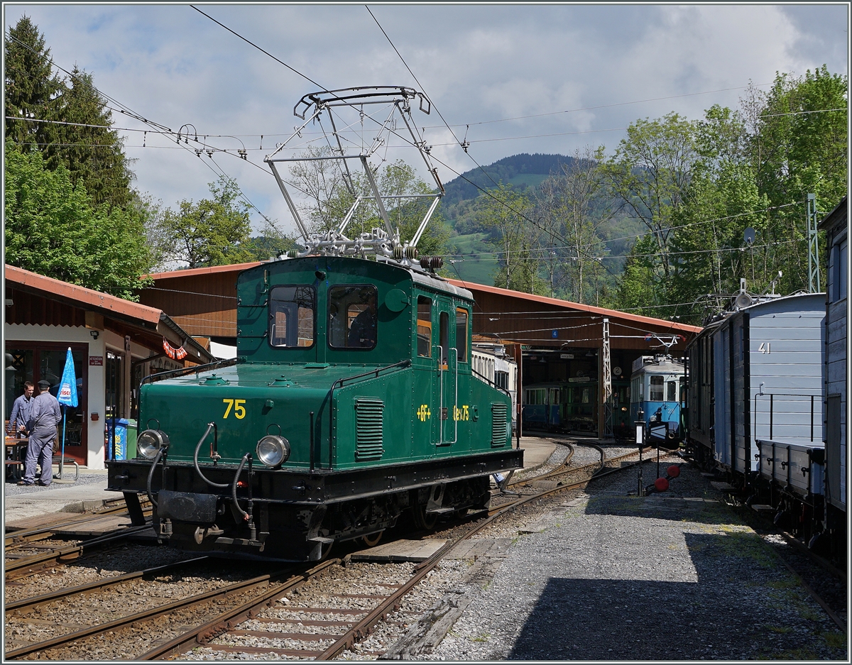Die revidierte +GF+ Ge 4/4 N� 75 in Chaulin bei der Blonay Chamby Bahn.
15. Mai 2016