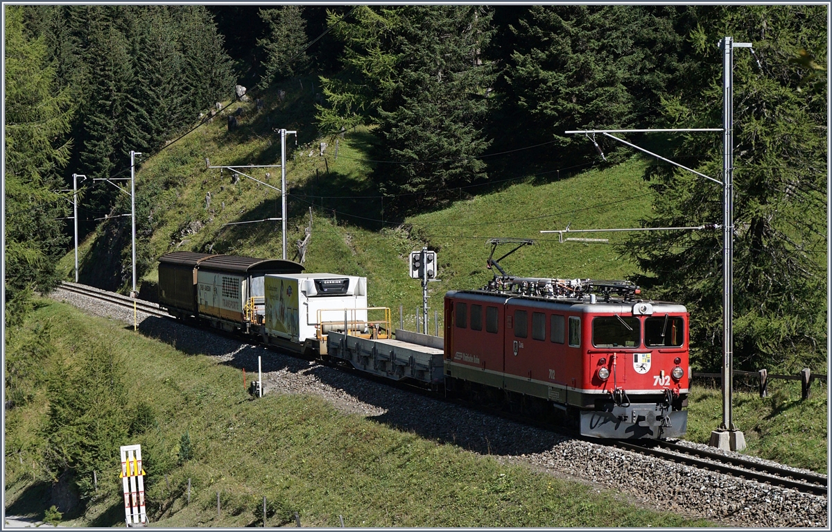 Die RhB Ge 6/6 II 702 erreicht mit ihrem Güterzug in Kürze Preda.
14. Sept. 2016