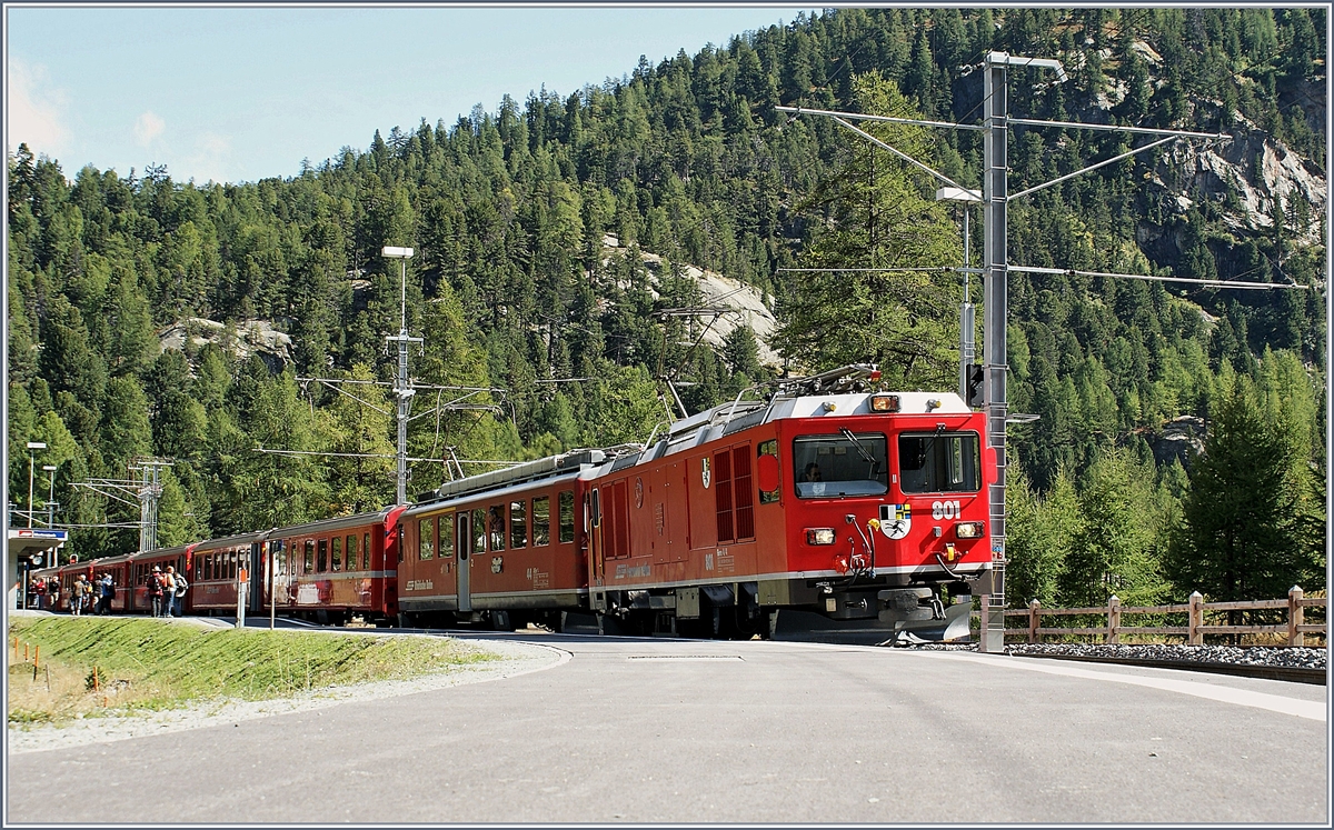Die RHB Gem 4/4 801 mit einem Personenzug nach St. Moritz beim Halt in Morteratsch.
18. Sept. 2009