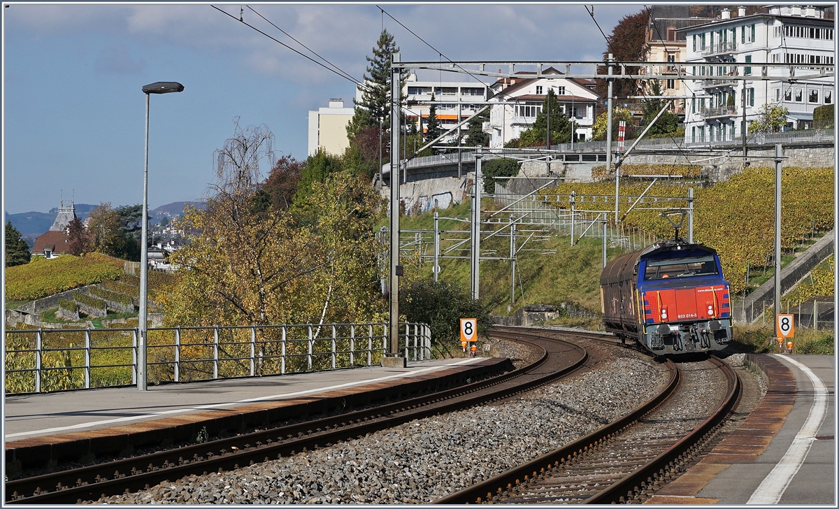 Die SBB Cargo 923 014-5 ist mit einem kurzen Güterzug bei Veytaux Chillon unterwegs.
3. Nov. 2016