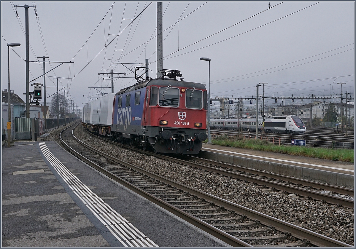 Die SBB Cargo Re 420 169-5 bei der Durchfahrt in Biel Mett, im Hintergrund, im Rangierbahnhof wartet der TGV 4415 auf die Abfahrt nach Bern.

5. April 2019
 