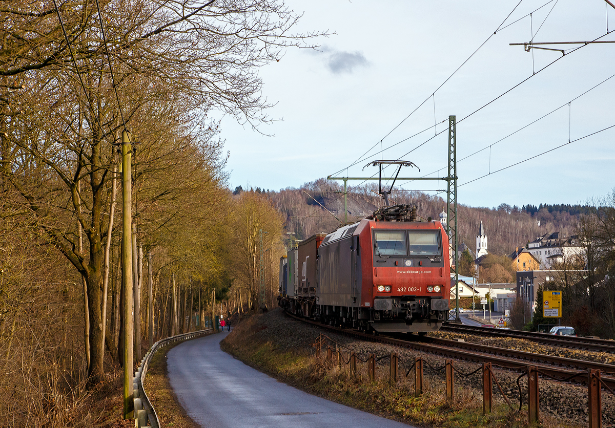 Die SBB Cargo Re 482 003-1 (91 85 4482 003-1 CH-SBBC) fährt am 05.02.2016 mit einem Containerzug durch Wissen an der Sieg in Richtung Köln. 

Die TRAXX F140 AC1 wurde 2001 von Bombardier unter der Fabriknummer 33471 gebaut.