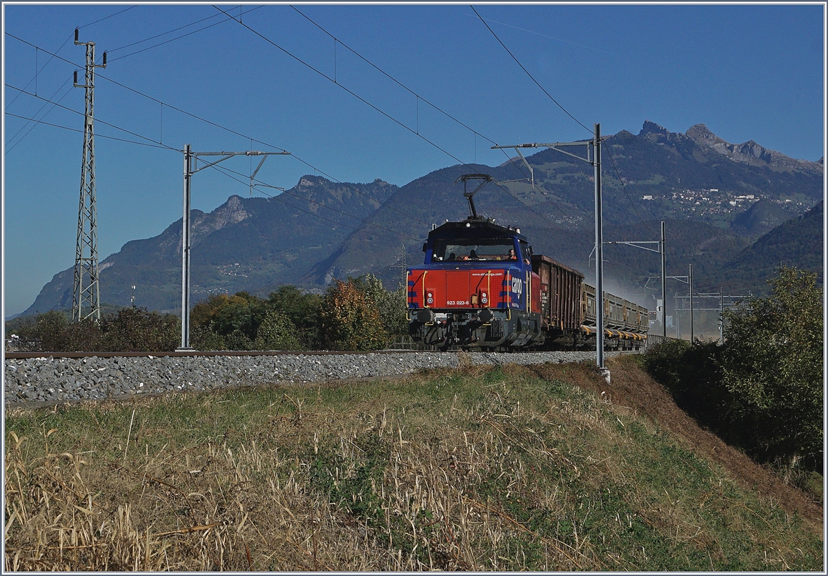 Die SBB Eem 923 023-8 mit einem Güterzug Richtung St-Maurice kurz nach Bex.
11. Okt. 2017