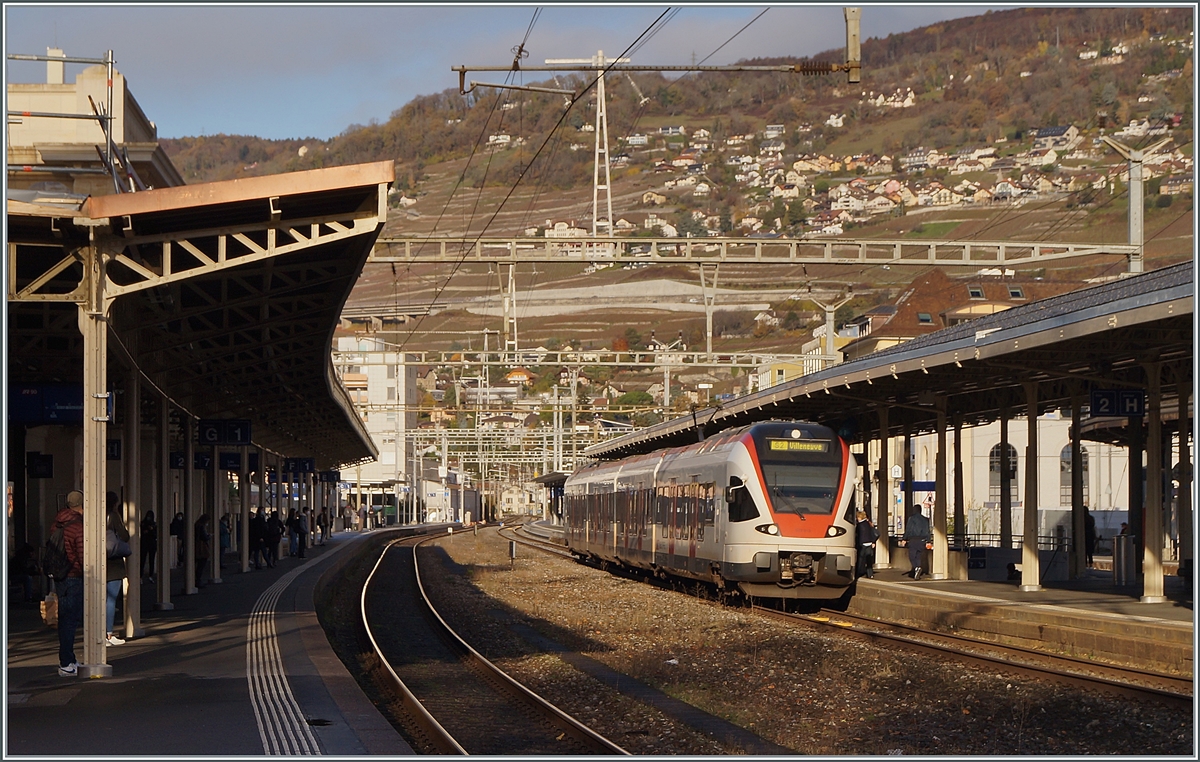Die SBB hat die historischen Bahnsteigdächer von Vevey, die um das Jahr 1900 errichtet wurden, vorbildlich restauriert. Im Bild nach der Renovation ein SBB RABe 523 als S2 auf der Fahrt nach Villeneuve.

20. November 2020