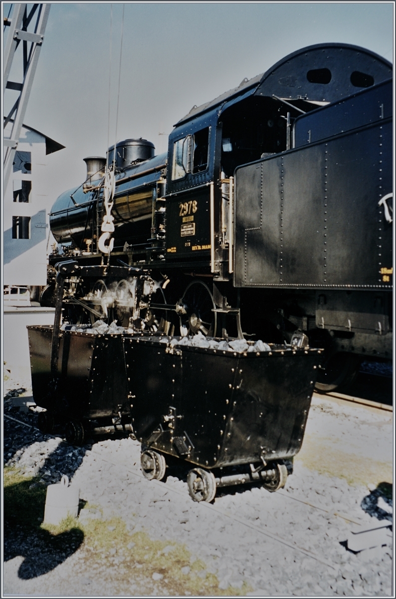 Die SBB Historic C 5/6 2978  Elefant  bei den Feierlichkeiten  150 Jahre Schweizer Bahnen  (1847-1997) in Delémont bei der Drehscheibe. 

Analogbild vom Sommer 1997
