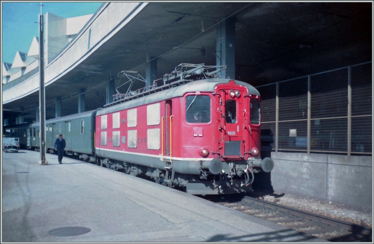 Die SBB Re 10025 mit einem Regionalzug nach Payerne wartet im März 1994 in Lausanne auf Gleis 70 auf die Abafahrt. 
