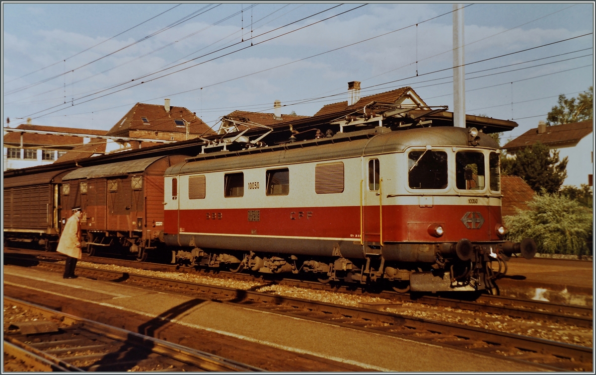 Die SBB Re 4/4 I 10050 mit einem Nahg�terzug in Lengnau.
16. Juli 1984