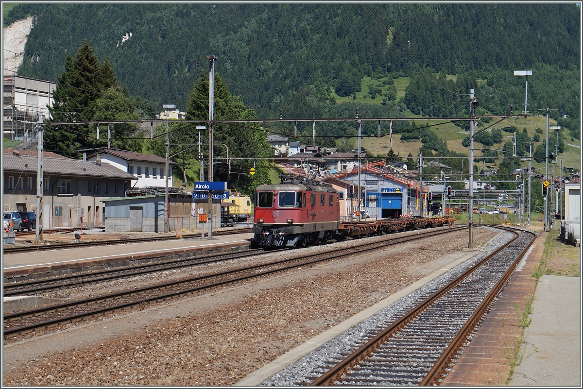 Die SBB Re 4/4 II 11233 erreicht mit einem Dienstgüterzug Airolo.
24. Juni 2015