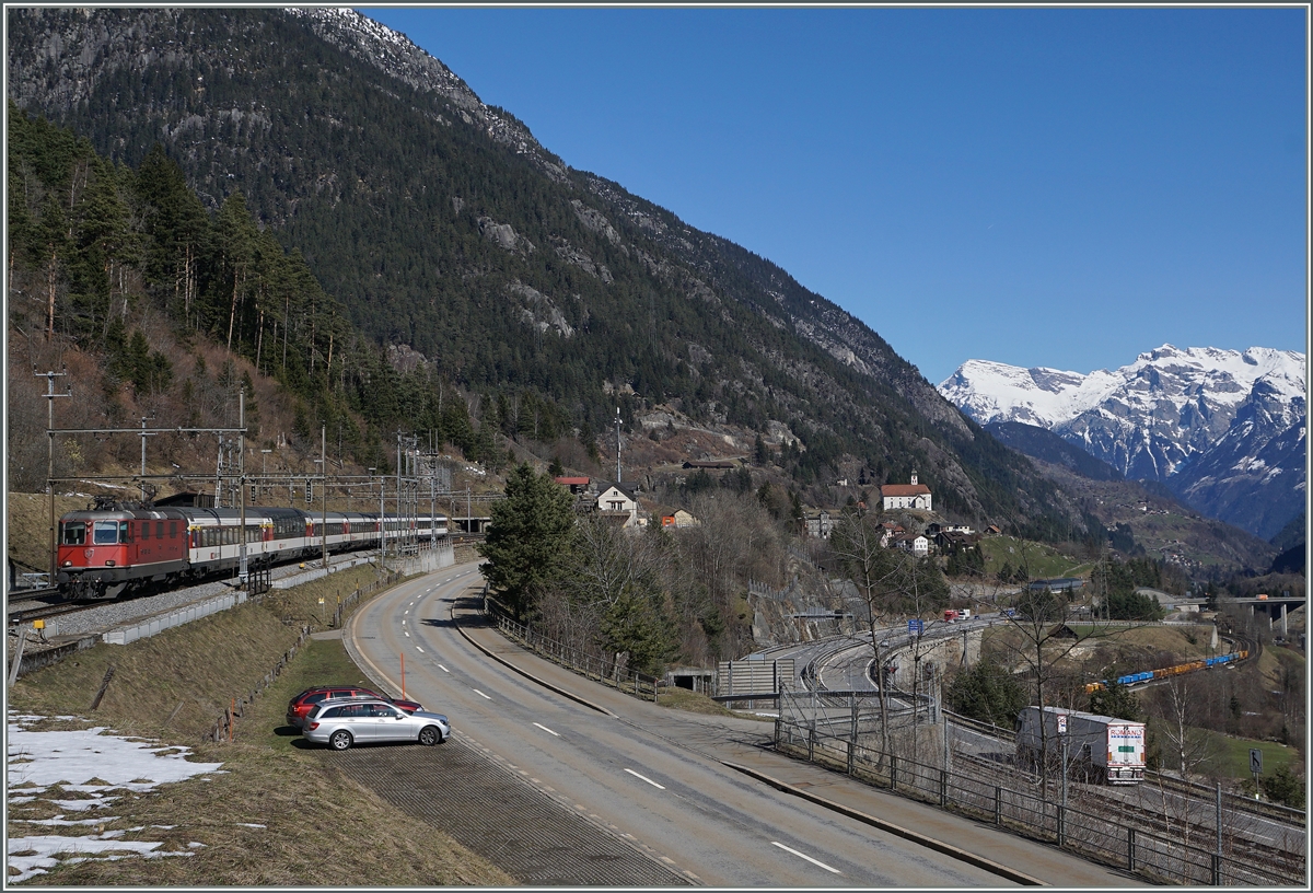 Die SBB Re 4/4 II 11196 mit dem IR 2320 von Locarno nach Basel bei der Durchfahrt in Wassen. 
17. März 2016