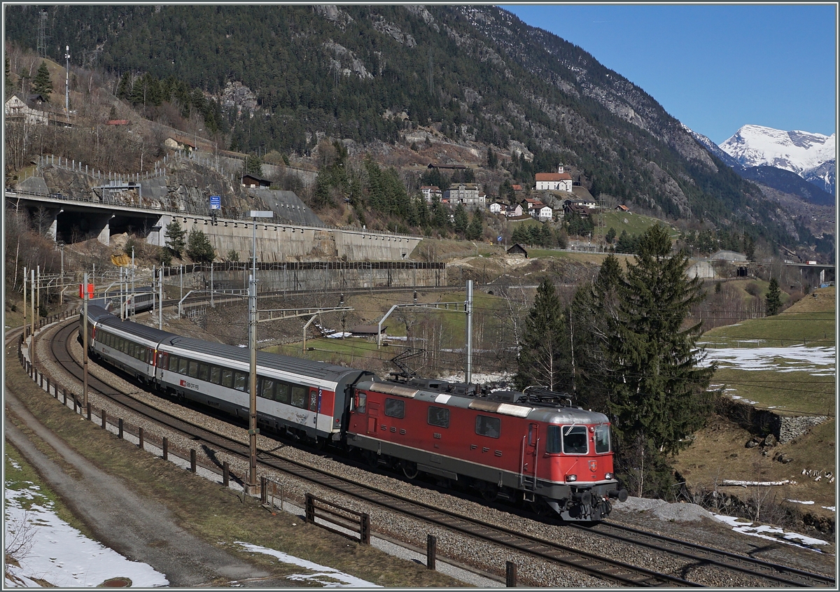 Die SBB Re 4/4 II 11198 mit einem  Gotthard IR  auf der Fahrt Richtung Locarno bei Wassen. 
17. März 2017