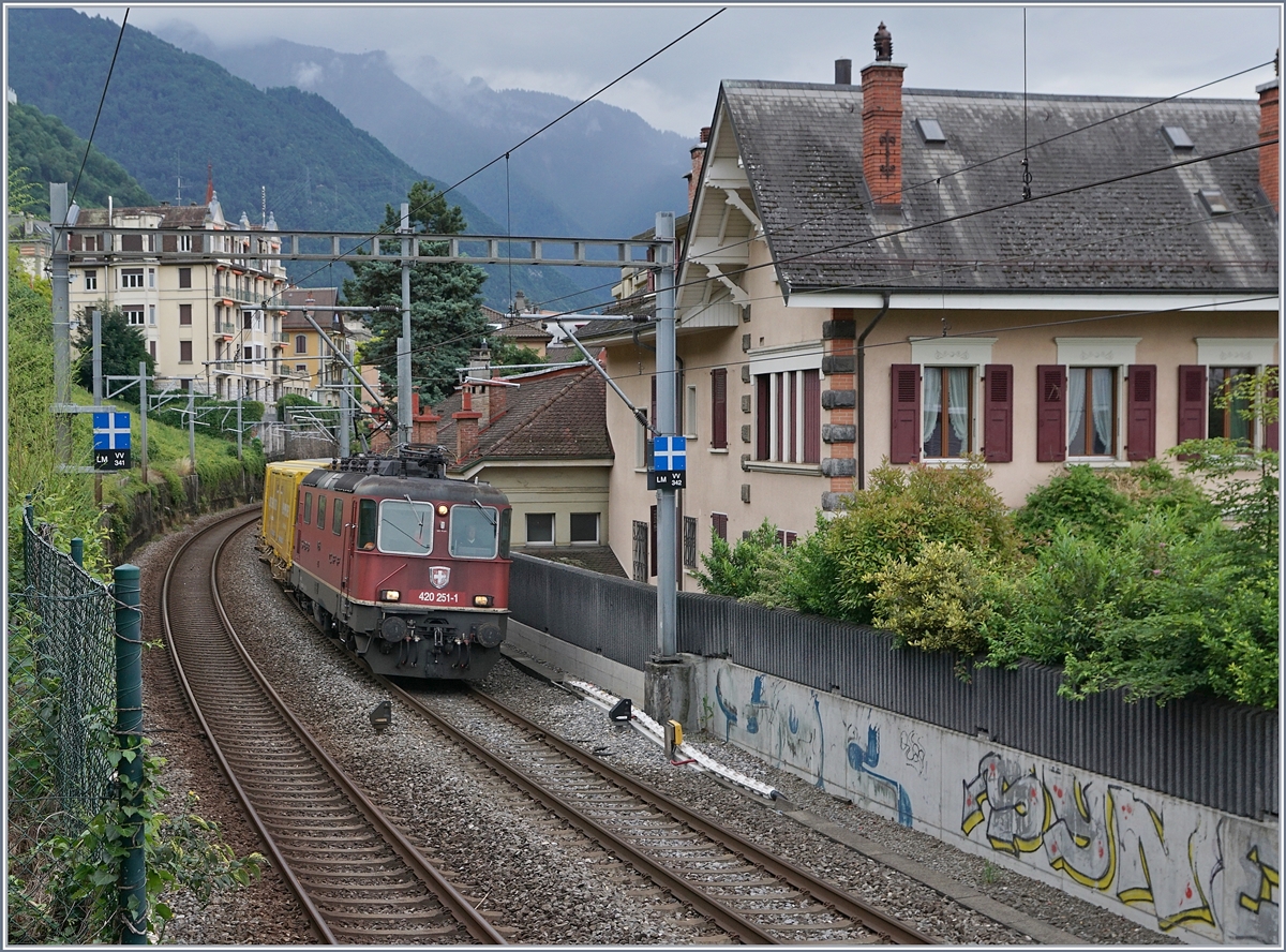 Die SBB Re 4/4 II 11251 (Re 420 420 251-1) verlässt mir ihrem Postzug Montreux und fährt in Richtung Lausanne. 

15. Juni 2020
