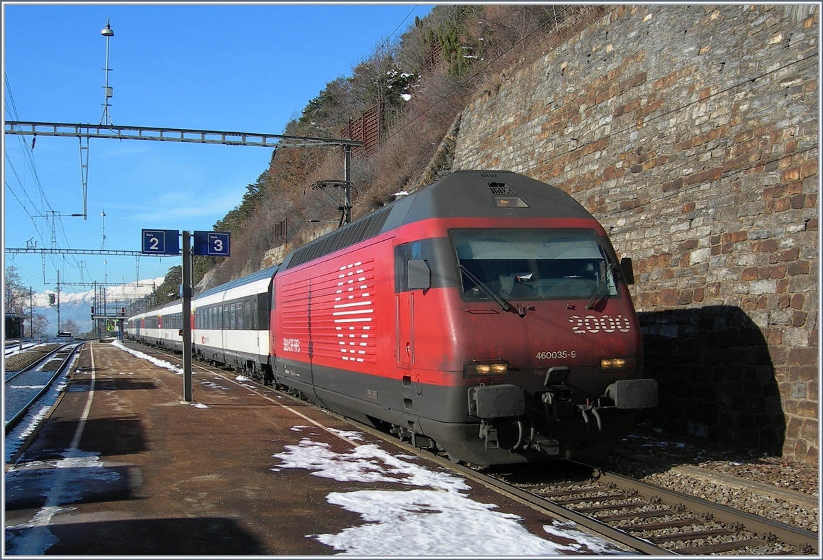 Die SBB Re 460 035-9 mit einem IC auf der Fahrt Richtung Brig bei der Durchfahrt in Hohtenn.
29. Jan. 2007
