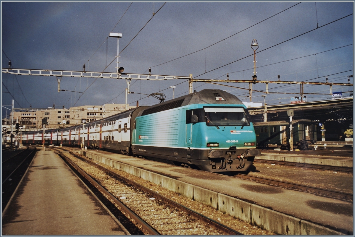 Die SBB Re 460 063-9 in der SBB Cargo Versuchslakierung in Basel SBB.
Analog Bild vom Februar 2000