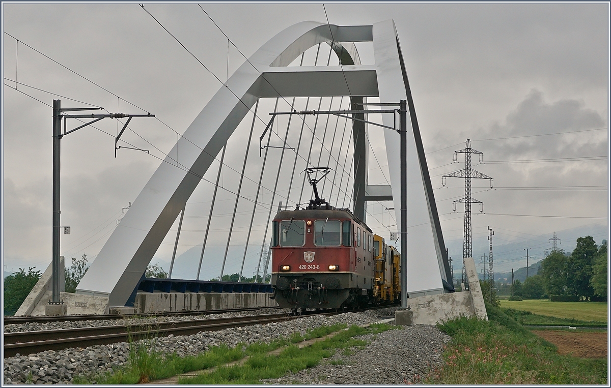 Die SBB Rohnebrücke zwischen St-Maurice und Bex von der Walliser Seite her gesehen mit der SBB Re 4/4 II 11243 mit einem Güterzg auf der Fahrt Richtung Wallis. 

14. Mai 2020