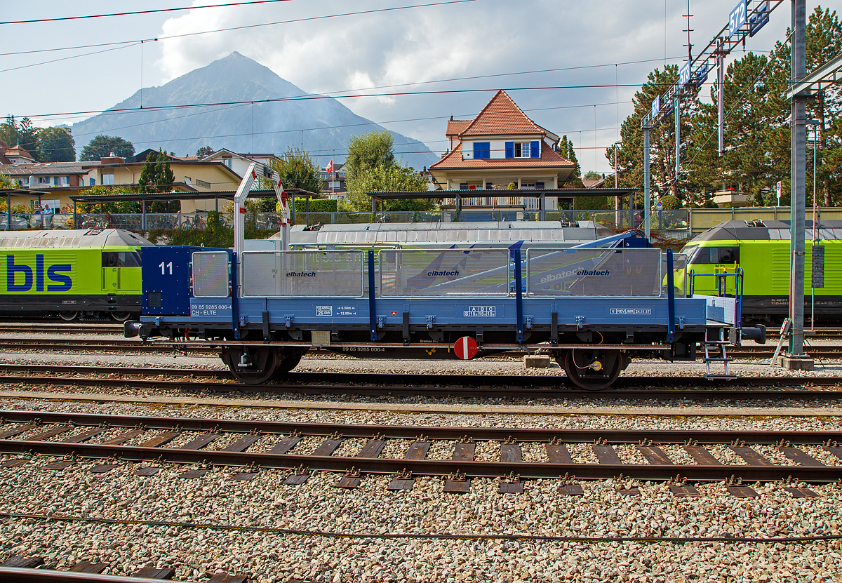 Die selbstfahrenden Hubarbeitsbühnen XTm 99 85 9285 006-4 CH-ELTE der elbatech AG, abgestellt am 09.09.2021 im Bahnhof Spiez.

Die selbstfahrenden Hubarbeitsbühnen XTm verfügen über einen dieselhydraulischen Antrieb und basieren auf totalrevidierten Maschinen der SBB (7m Bühnen). Es steht ein großer Arbeitskorb mit einer Reichweite von 7m zur Verfügung. Die XTm sind eine ideale Ergänzung einer Montagekomposition bestehend aus VTms und Containerwagen damit eine zusätzliche Equipe unabhängig und effizient arbeiten kann.

Technische Daten:
Spurweite: 1.435 mm (Normalspur)
Achsfolge: B
Länge über Puffer: 12.000 mm
Achsabstand: 6.500 mm
Eigengewicht: 15.400 kg
Max. Ladegewicht: 15,0 t (ab Streckenklasse C)
Höchstgeschwindigkeit: geschleppt: 100 km/h, die Eigenfahrt Geschwindigkeit ist mir unbekannt, wir aber wohl langsam sein.