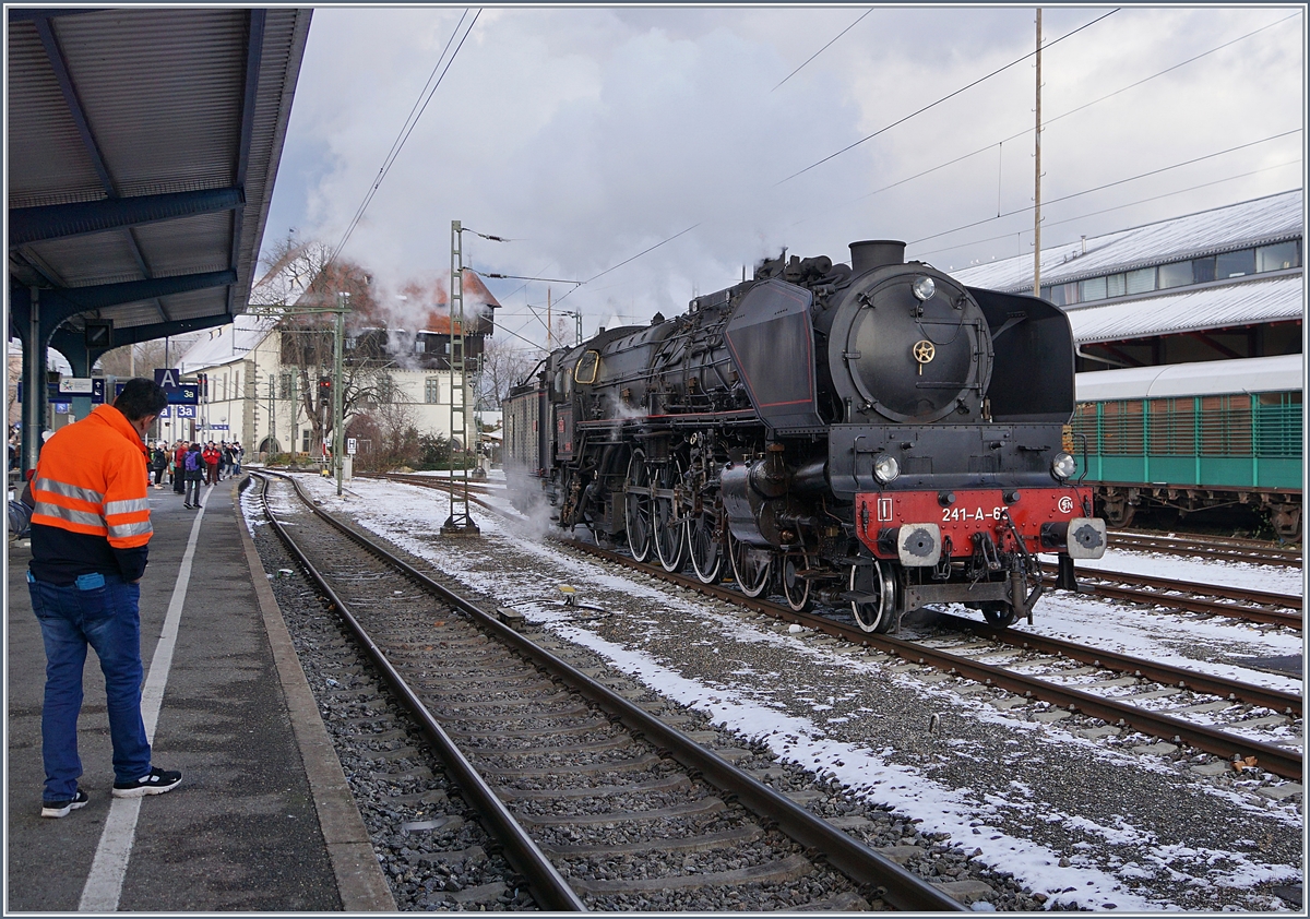 Die SNCF 241-A-65 weckte allerlei Interesse, doch dass Fotografieren wurde duch die Zuschauer kaum erschwert.
Konstanz, den 9. Dez. 2017