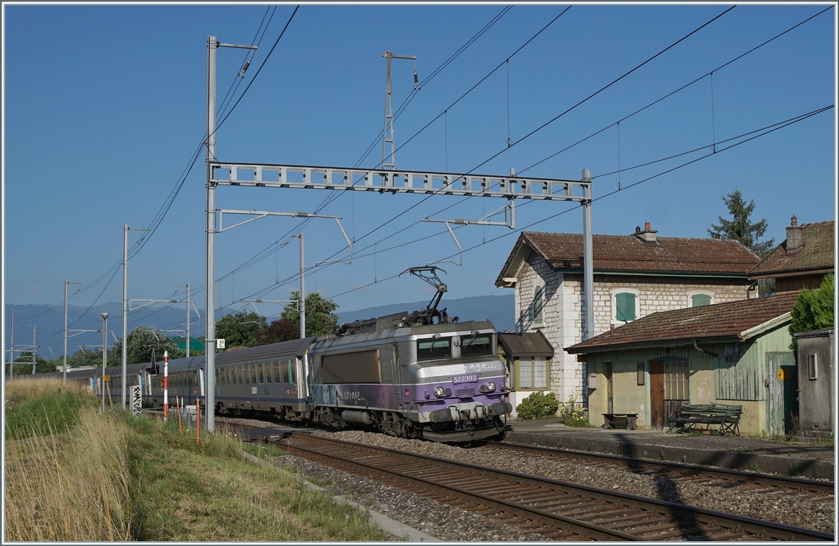 Die SNCF BB 22391 mit ihrem TER von Lyon nach Genève bei der Durchfahrt in der nicht mehr genutzten Haltestelle Bourdigny. Die Bauweise der Gebäude ist typisch diese Strecke und ähnliche Gebäude finden sich auch an anderer Stelle wie z. B. in Russin. 

19. Juli 2021
