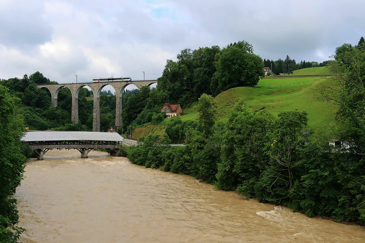 Die St.Galler S-Bahn Linie S9 (Wil - Wattwil): THURBO GTW 2/6 749 auf der Gonzenbachbr�cke bei L�tisburg. 9.Juli 2021 