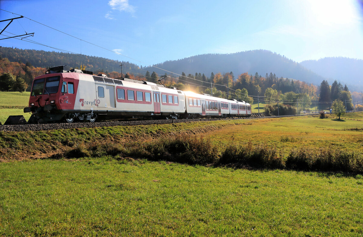 Die Strecke ins Vallée de Joux, oberhalb Le Day: Travys Triebwagen 560 384 + Dominowagen 29-43 384 + Domino Steuerwagen 39-43 984. 19.Oktober 2021  