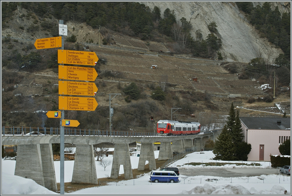 Die Strecke der M-O führt von Martigny nach Orsière. Durch den Bau eines Wasserkraftwerkes in der zweiten Hälfte des letzen Jahrhunderts wurde die Stichstrecke von Sembrancher nach Le Chable gebaut, die bei Sembrancher über diese Brücke führt. 
Der aufkommende Wintersport tat sein übriges, und so wurde im Laufe der Zeit die Strecke Martigny - Le Chable - (Verbier) weit mehr genutzt, als die Strecke nach Orsière.
27. Jan. 2013