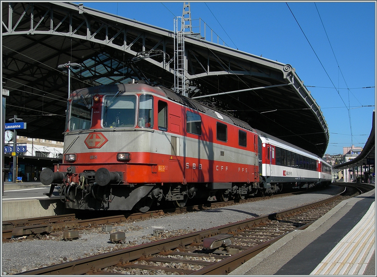 Die  Swiss-Express  Re 4/4 II 11109 mit dem IR 1539 von Lausanne nach Neuchâtel kurz vopr der Abfahrt in Lausanne.
9. April 2015