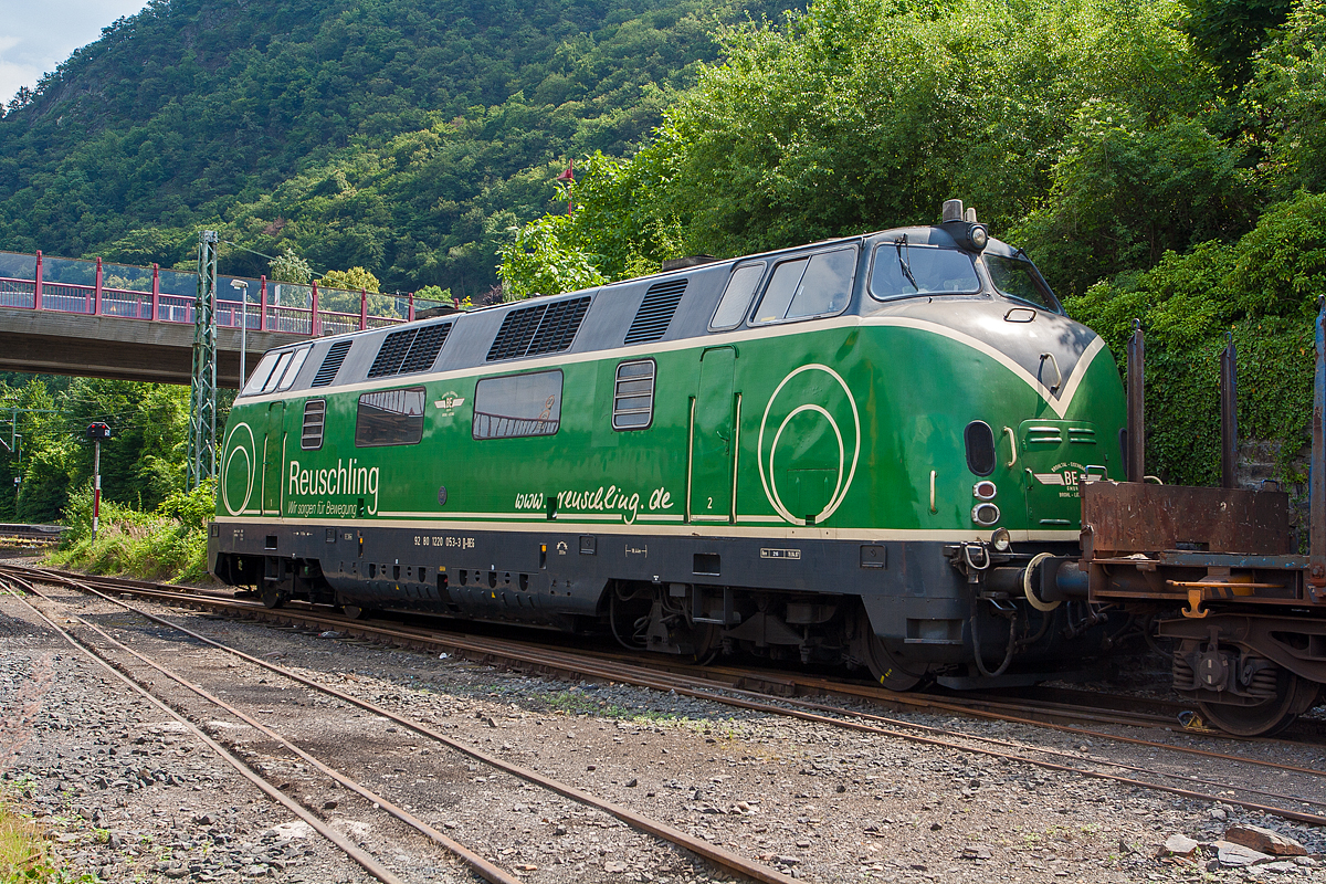 Die V 200 053 Lok D 9 der Brohltal-Schmalspureisenbahn Betriebs-GmbH (92 80 1220 053-3 D-BEG) abgestellt auf dem Umladebahnhof am 04.07.2012 in Brohl.

Die V 200.0 wurde 1957 von Krauss-Maffei unter der Fabriknummer 18297 gebaut und als V 200 053 an die Deutsche Bundesbahn ausgeliefert, 1968 erfolgte die Umzeichnung in DB 220 053-3 und 1983 die Ausmusterung bei der DB. Im Jahr 1986 wurde sie an die SBB verkauft, die sie durch die Regentalbahn AG aufarbeiten lies und 1988 als Am 4/4 18466 in Dienst stellte, bis sie dort wieder 1996 ausgemustert wurde. 

Die Lok konnte Stefan mal  zu ihrer SBB Zeit 1990 ablichten, siehe:
http://igschieneschweiz.startbilder.de/bild/schweiz~bahnhoefe~lausanne/378490/in-lausanne-zeigt-sich-die-am.html

Dann 1997 ging sie an die GES - Gesellschaft zur Erhaltung von Schienenfahrzeugen Stuttgart e. V. und 1999 an EVB - Eisenbahnen und Verkehrsbetriebe Elbe-Weser GmbH, wo sie erst als Lok 288 und später als 417.01 bezeichnet wurde. Nach einem  Getriebeschaden wurde sie 2003 	von der EVB abgestellt. Im Januar 2007 kaufte die V 220 053 dann an die Brohltal-Eisenbahn setzte die Lok wieder instand und bezeichnete sie als Lok D 9. Nach Rissen an einem Drehturm am Rahmen wurde die V 200 im Jahr 2014 abgestellt und 2015 an die DP - Deutsche Privatbahn GmbH in Altenbeken verkauft. Ende des Jahres 2015 erhielt die Lok eine Neulackierung im klassischen purpur-rot der DB. Sie ist eine rollfähige und vollständig erhaltene Museumslokomotive in gutem Zustand.

Die DB-Baureihe V 200.0 war eine der ersten Diesel-Streckenlokomotiven der Deutschen Bundesbahn. Die V 200 beförderte hochwertige Schnellzüge auf allen wichtigen Hauptstrecken. Durch die fortschreitende Elektrifizierung wurden die Maschinen jedoch aus diesen Diensten nach und nach verdrängt. Im Betrieb wurden die V 200.0 durch steigende Zuglasten öfter überfordert, so dass es zu Schäden kam. Die Deutsche Bundesbahn stellte daher ab 1962 die stärkere Baureihe V 200.1 (später Baureihe 221) in Dienst.
Die V 200 hatte zwei schnelllaufende V12-Dieselmotoren mit hydraulischer Kraftübertragung. Beide Antriebsgruppen waren unabhängig voneinander. Jeder Motor trieb dabei über einen Drehmomentwandler eines der beiden Drehgestelle an. Die Höchstgeschwindigkeit betrug 140 km/h. Es kamen zwei Motorentypen von Maybach-Motorenbau (Maybach MD 650) und Mercedes-Benz (MB 12 V 493 TZ) sowie zwei Getriebetypen von Maybach und Voith zum Einsatz. Motoren und Getriebe waren so konstruiert, dass sie freizügig zwischen der V 200, der V 100.10, der V 80 sowie den Dieseltriebwagen-Baureihen VT 08, VT 11 und VT 12 getauscht werden konnten.

Die Schaltpunkte der beiden Getriebe sind leicht zueinander versetzt, um beim Gangwechsel zu starke Rucke im Zug zu vermeiden. Während das Maybach-Mekydro-Getriebe K 104 über nur einen Drehmomentwandler und vier mechanische Gänge verfügte, wurde der Gangwechsel im Dreigang-Getriebe Voith L306 durch Umschaltung zwischen drei unterschiedlich dimensionierten Drehmomentwandlern realisiert.

Die Getriebe sind unter den Führerständen montiert. Die Anlasslichtmaschinen befinden sich unmittelbar über den Pufferbohlen. Sie sind über einen Durchtrieb des Getriebes mit dem Dieselmotor verbunden. Die Lokomotiven verfügen zwischen den beiden Führerständen über nur einen Maschinenraum-Seitengang. Auf der gegenüberliegenden Seite sind einige Hilfsbetriebe untergebracht. Unmittelbar hinter den Führerständen sind die Motoren angeordnet. Der Dampfkessel für die Zugheizung befindet sich in Lokmitte. Zum Ausbau der Großgeräte verfügt das Dach über abnehmbare Hauben.

Der Heizkessel dient der Vorwärmung der Maschinenanlage und der Versorgung des Wagenzuges mit Heizdampf.

Als Führerbremsventil ist bei den Serienloks ein D2-Selbstregler eingebaut, bei der Vorserie ein Knorr Nr. 10. Die indirekte Druckluftbremse entspricht der mehrlösigen Bauart Westinghouse.

Die Lokomotiven besaßen die „Vielfachsteuerung Bauart 1949“ und waren damit wendezug- und mehrfachtraktionsfähig. Technisch konnten damit bis zu drei Lokomotiven gemeinsam gesteuert werden. An Sicherheitseinrichtungen waren von Anfang an Indusi I 54 und eine Zeit-Weg-Sifa vorhanden. Ebenfalls der Sicherheit dienten eine Brandmeldeanlage und die Möglichkeit, das Kesselspeisewasser zum Feuerlöschen einzusetzen.

TECHNISCHE DATEN (Serie):
Gebaute Stückzahl: 86 (davon 5 Vorserien Loks)
Spurweite: 1.435 mm
Achsformel: B’B’
Länge über Puffer: 18.530 mm
Drehzapfenabstand: 11.500 mm
Achsabstand im Drehgestell: 3.200 mm
Dienstgewicht: ca. 80 t
Höchstgeschwindigkeit: 140 km/h
Leistung: 1.768 kW (2x 884 kW / 2x 1200 PS)
Anfahrzugkraft: 235 kN
Dauerzugkraft: 177 kN
Motorbauart: 2 × V12-Zylinder-Diesel
Motor-Nenndrehzahl: 1.500 U/min
Leistungsübertragung: hydraulisch
