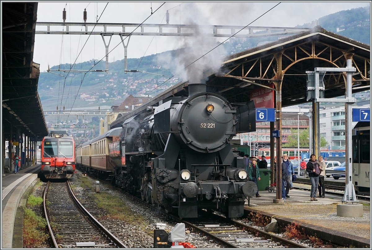 Die VVT 52 221 ist mit ihrem Extrazug 30502 zum Dampfbahn Festival der Blonay-Chamby Bahn in Vevey angekommen.

14. Mai 2016