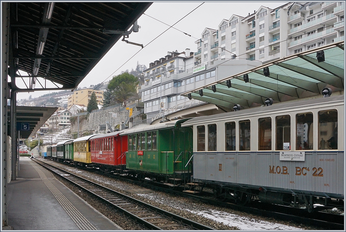 Die Wagen des bunten Blonay-Chamby  Winterdampf -Extrazugs in Montereux.
3. März 2018
