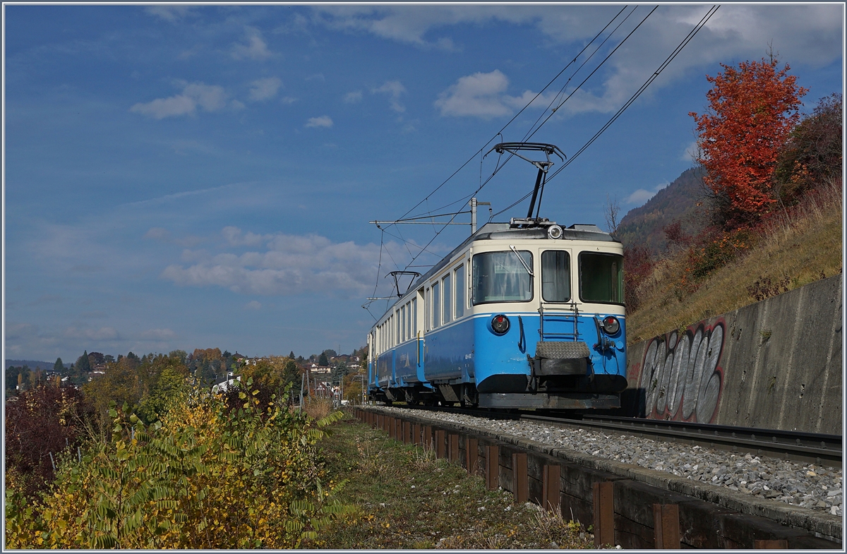 Die Zeit der formschönen und lange Jahre typischen ABDe 8/8 bei der MOB neigt sich unwiederbringlich dem Ende entgegen, und es könnte bereits der letzte Herbst für diese Züge sein; Grund genug sie nochmals bildlich festzuhalten, besonders, da gerade zur Verkehrszeit des ABDe 8/8 4002 VAUD am Mittag für eineinhalb Stunden die Sonne schien.
Die Bilder entstanden bei Planchamp und zeigen den ABDe 8/8 im Mittäglichen Regionalzugumlauf von Montreux nach Chernex und zurück (mit den Leermaterialfahren drei Hin- und Rückfahrten) zur Ergänzung des nach Les Avants (und zurück) eingesetzten ABeh 2/6.
6. Nov. 2018