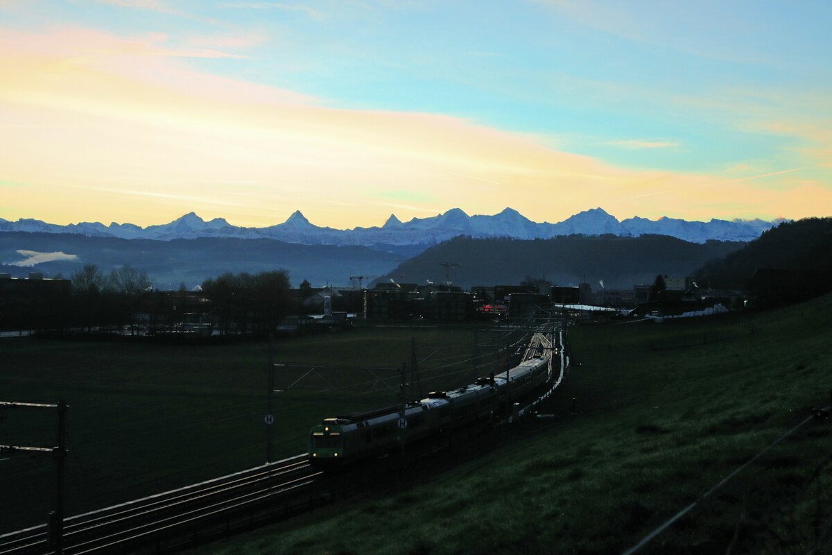Die Zeit der NPZ-Züge der BLS neigt sich dem Ende zu. Auf der S4 sind sie praktisch verschwunden, doch ganz früh am Morgen fährt noch eine Komposition Triebwagen - Jumbo-Wagen - NPZ-Personenwagen - Steuerwagen durch Kehrsatz Nord. 30.Dezember 2022 
