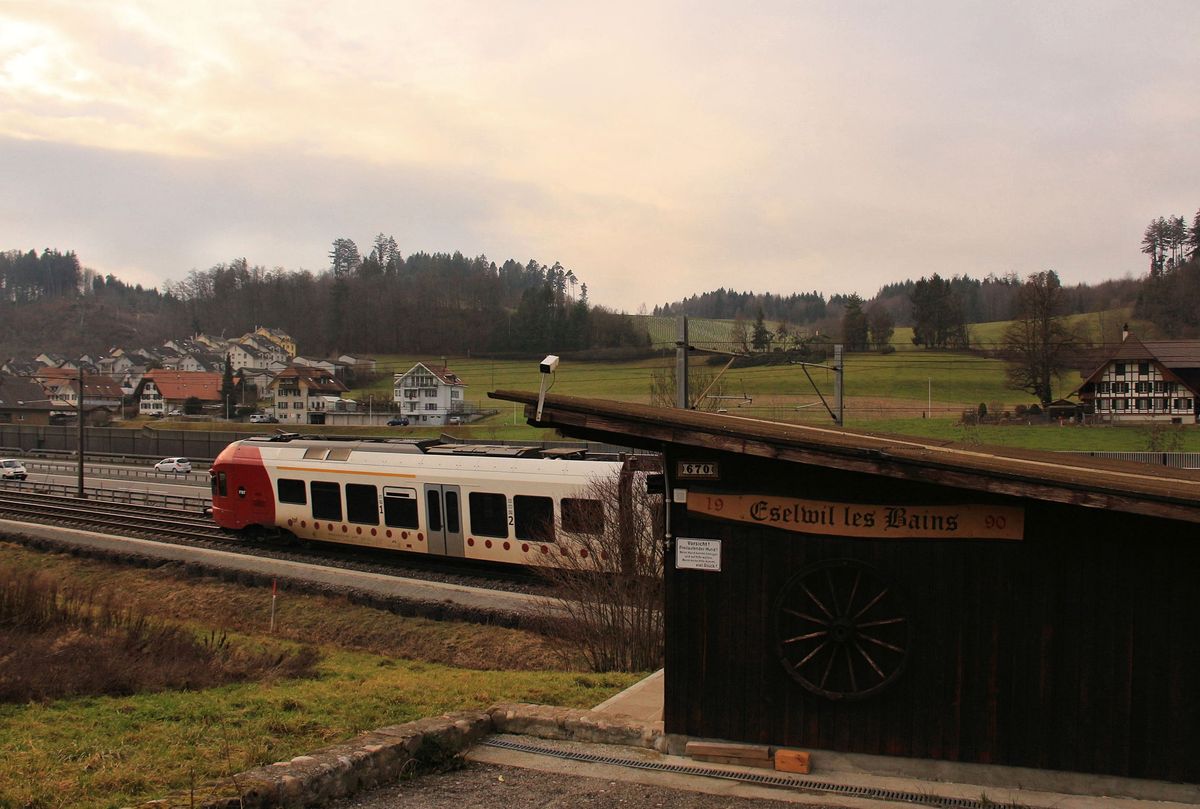 Die Züge Bern - Bulle werden jetzt von einem TPF Flirt gefahren. Aufnahme in Eselwil les Bains. 8.Januar 2018. 