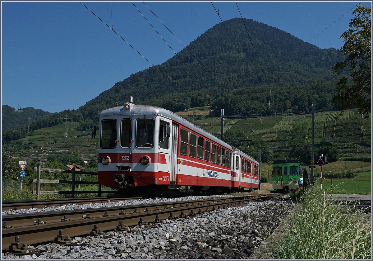 Dies ist kein Archiv-Bild, denn zu meiner grossen Überraschung pendelt der von vielen Bahnfreunden am 19. Juni dieses Jahres verabschiedetet Be 4/4 101 mit seinem Bt 132 ende August munter zwischen Aigle und Monthey hin und her, und dies auch in Umläufen von und nach Champéry. Hier verlässt der ex Birsigtaler als Regionalzug 138 Aigle - Monthey den Halt Villy. 26. August 2016