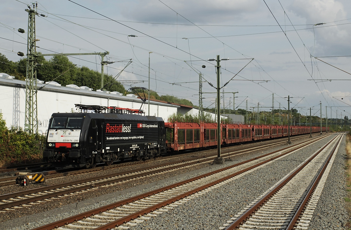 Dieselbe Lok und derselbe Ort wie auf dem Bild id611550, diesmal aber an einem anderen Tag zu einer anderen Uhrzeit und von der anderen Seite: ES 64 F4-290 (E 189 290) von SBB Cargo International fährt am 31.08.2018 durch Düsseldorf-Eller. Auf dieser Seite trägt sie die Aufschrift  Rastattless! - no national barriers, one language, less regulation, one highway .