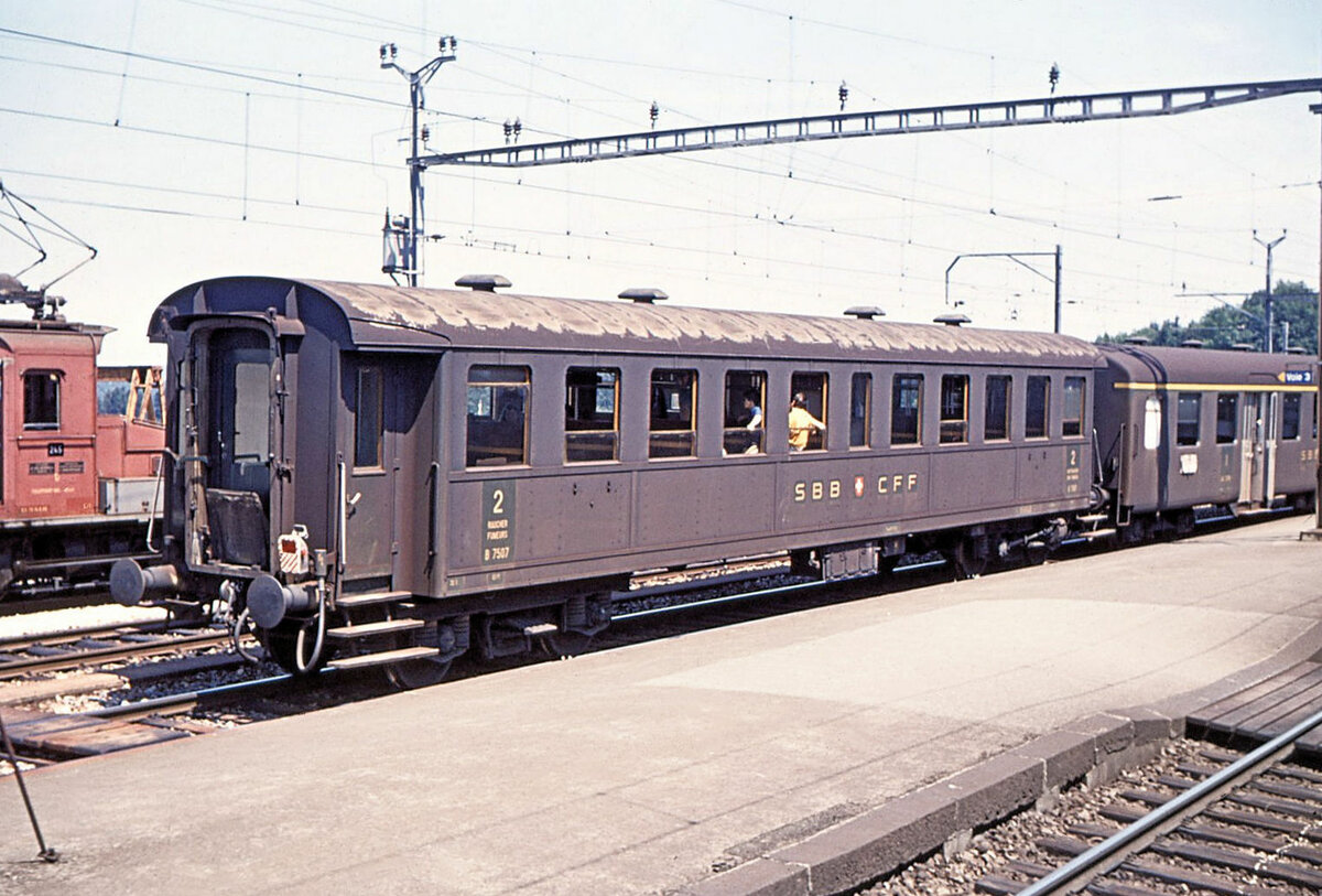 Dieser Altbauwagen tr�gt noch die Nummer B4 7507; so viel ich weiss stammt er aus einer grossen Bauserie von 1929/30 (7501 - 7573 oder 7574 (sp�ter vermutlich 20-03 100-169). Gewicht 35 t. Pal�zieux, 29.Juni 1968 (1972 waren noch 39 solche Wagen vorhanden, noch in genieteter Bauweise. Man beachte die steilen Treppen zum Ein- und Aussteigen. F�r �ltere Menschen waren diese Wagen ein Horror, und selbst f�r mich war das Ein- und Aussteigen damals wirklich gef�hrlich). 