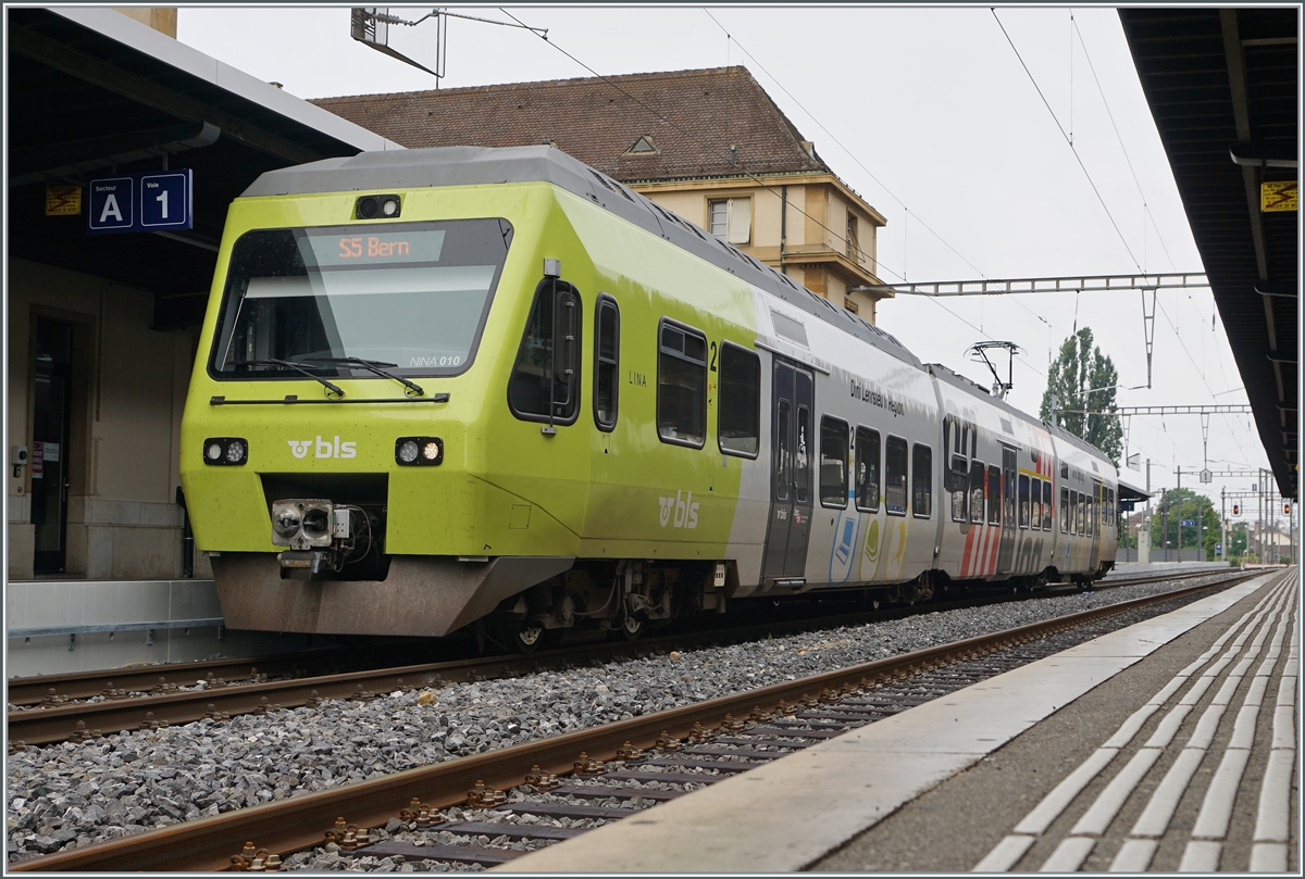 Dieser  NINA  nennt sich  LINA  und wirbt mit  Dini Lehrsteu ir Region  für dringend benötigten Nachwuchs im öffentlichen Verkehr. Der BLS RABe 525 010 wartet in Neuchâtel auf die Abfahrt als S5 nach Bern. 

15. August 2021