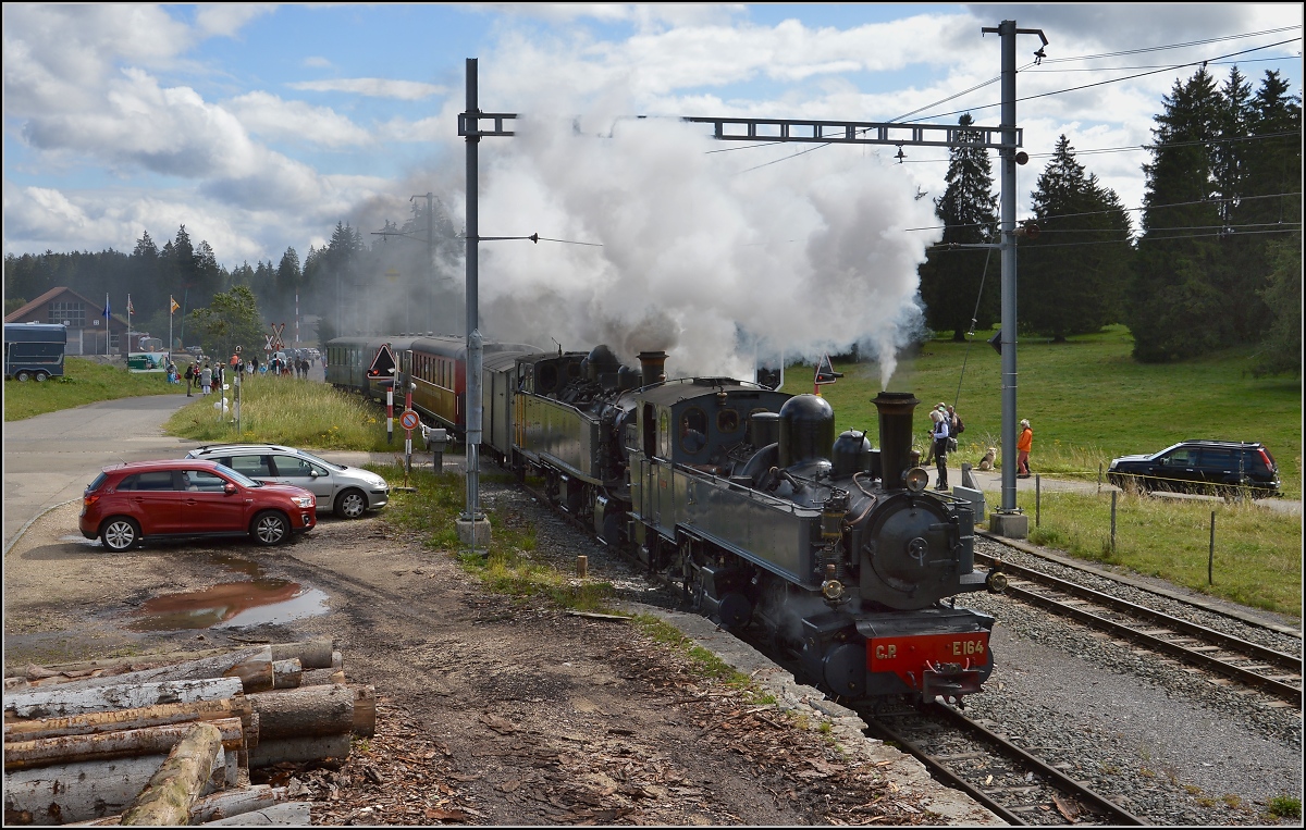 Doppeltraktionsfahrt von La Traction mit den portugiesischen Dampfloks G 2/3 + 3/3 E 206 und G 2x 2/2 E 164 im August 2016. Bereitstellung des Zuges in Petit-Préjean. 