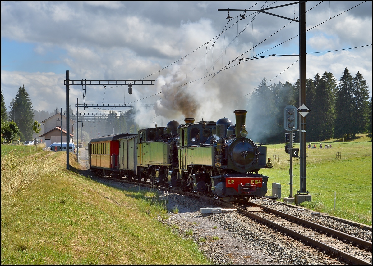 Doppeltraktionsfahrt von La Traction mit den portugiesischen Dampfloks G 2/3 + 3/3 E 206 und G 2x 2/2 E 164 im August 2016. Abfahrt des Zuges in Petit-Préjean. 